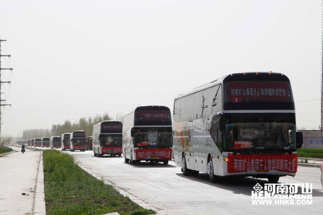 行進中的車隊，浩浩蕩蕩，蔚為壯觀.jpg